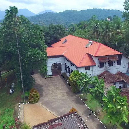 Отель Ratnapura Rest House Экстерьер фото